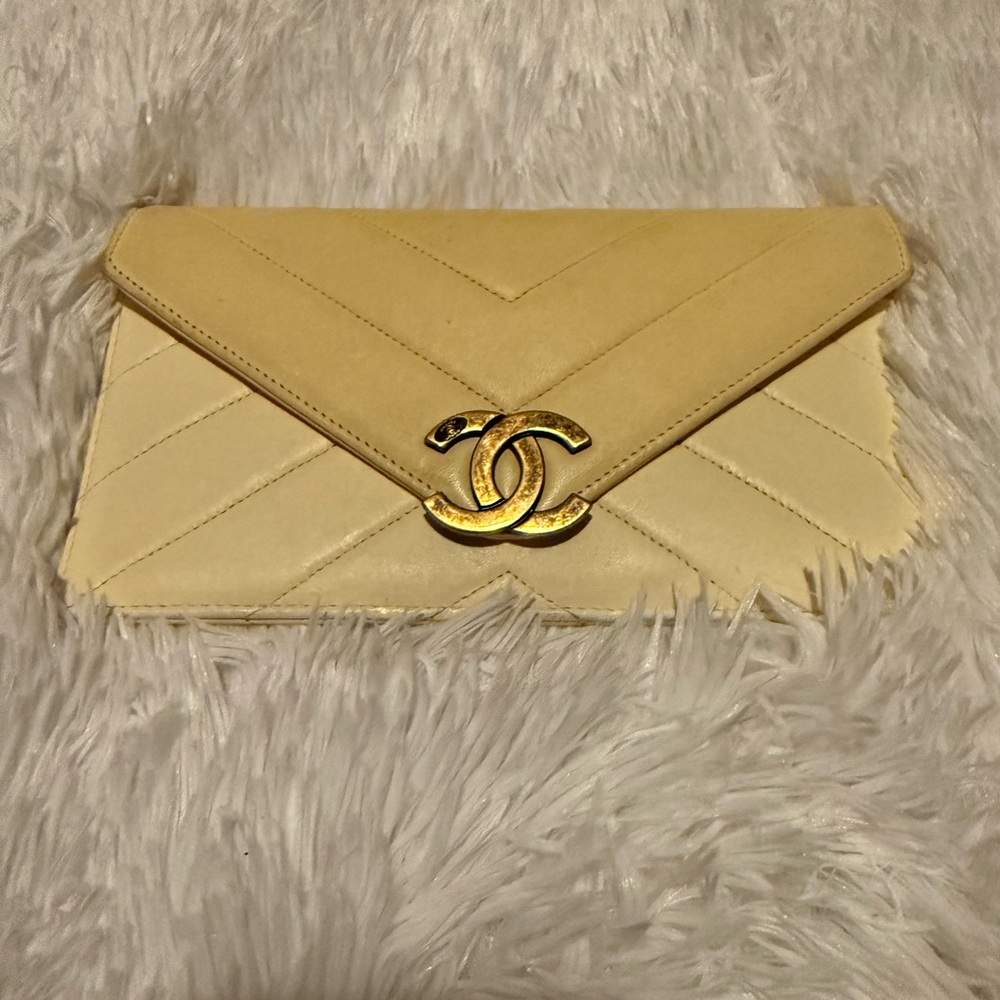 CHANEL Cream Chevron Quilted CC-Front Envelope Wristlet - Picture 8 of 8